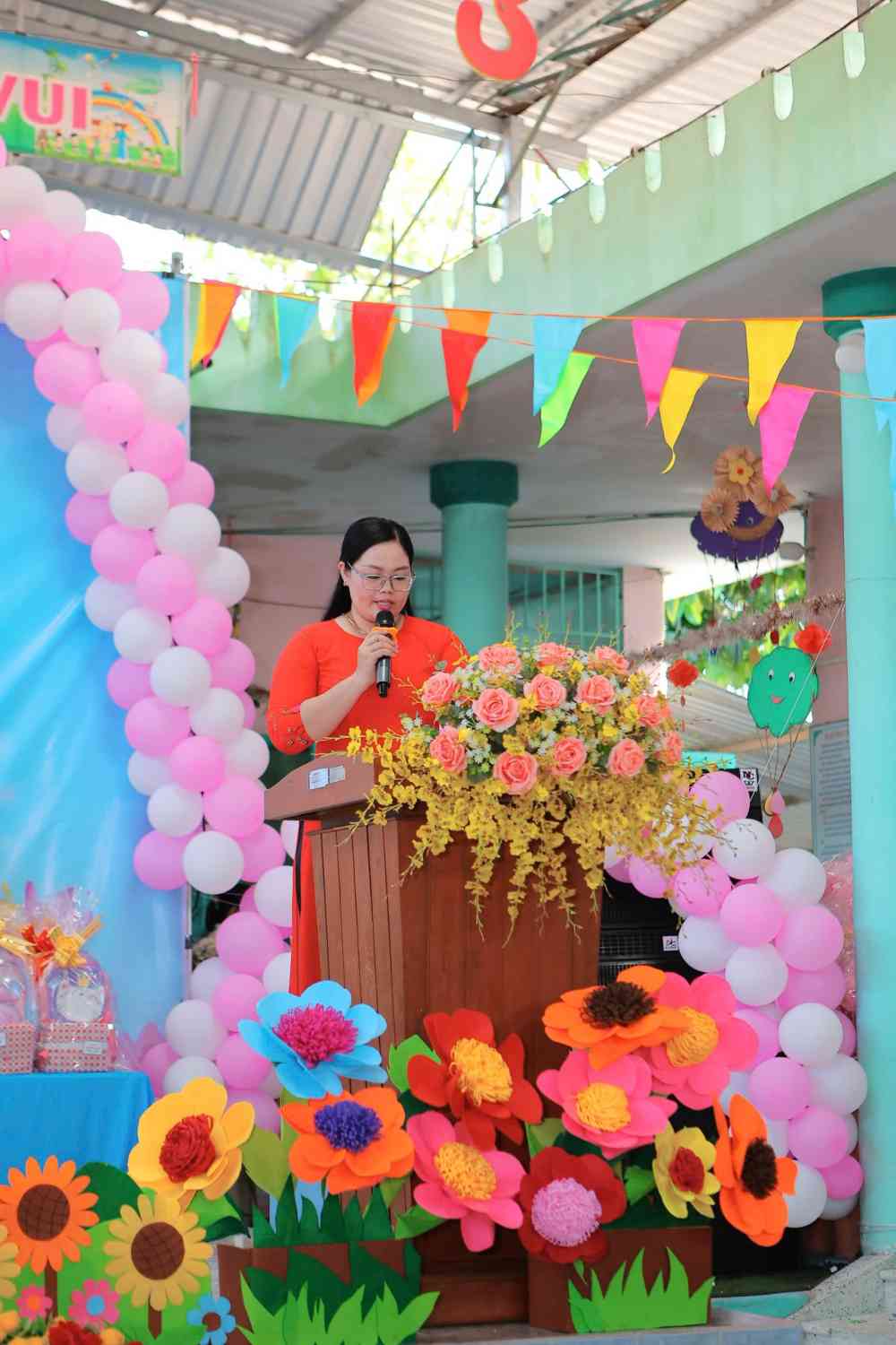 11. Cô Phấn thông qua quyết định khen thưởng