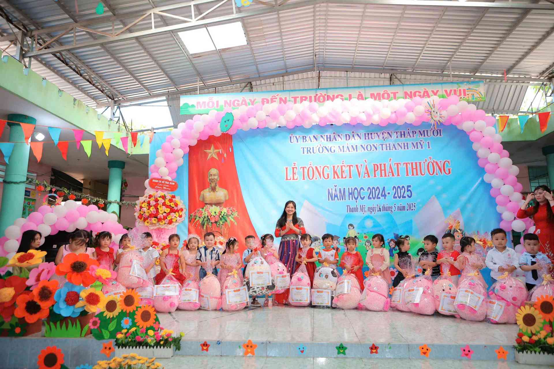 12. Khen thưởng xuất sắc