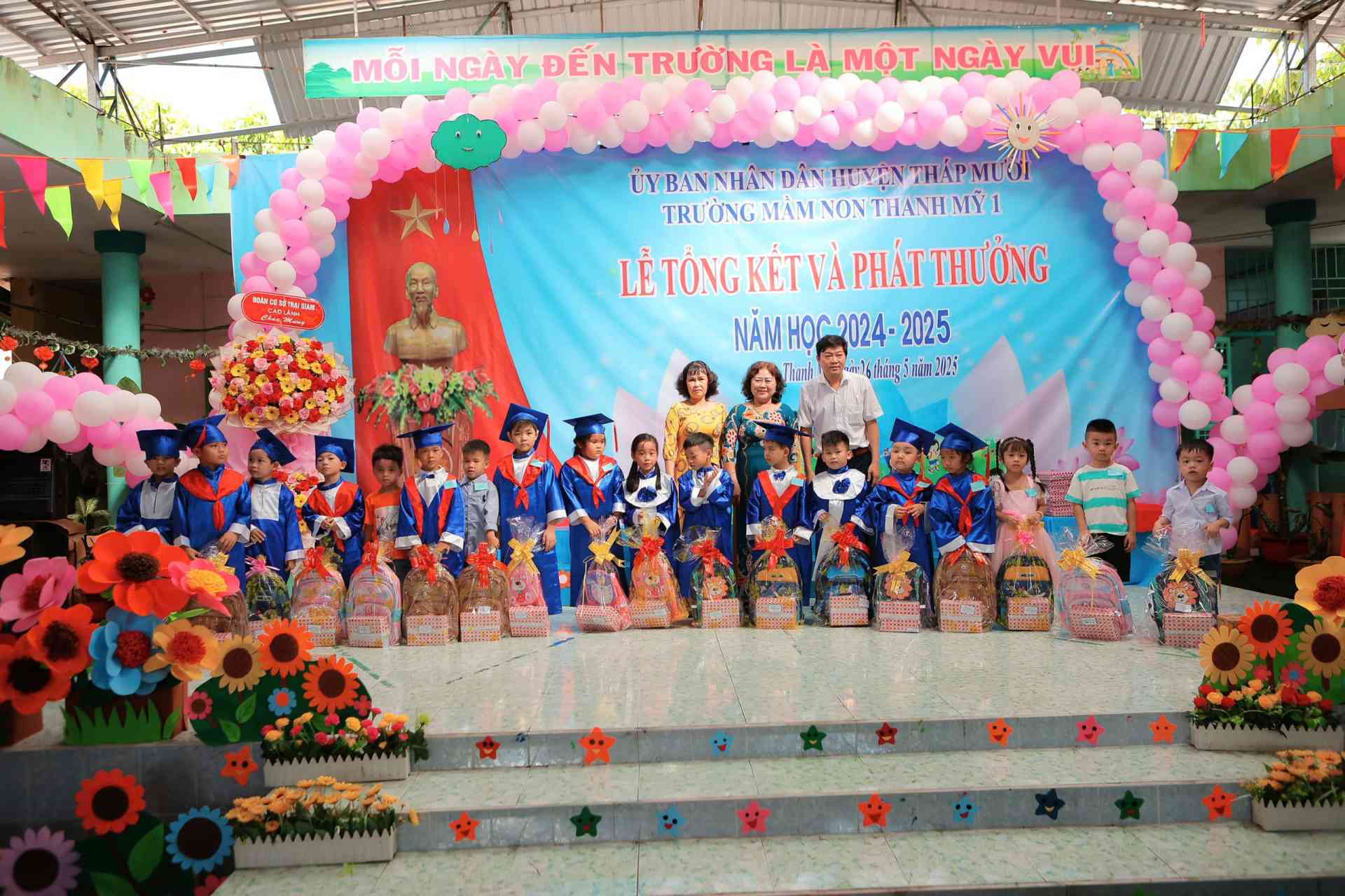 21. Trao quà trẻ em nghèo