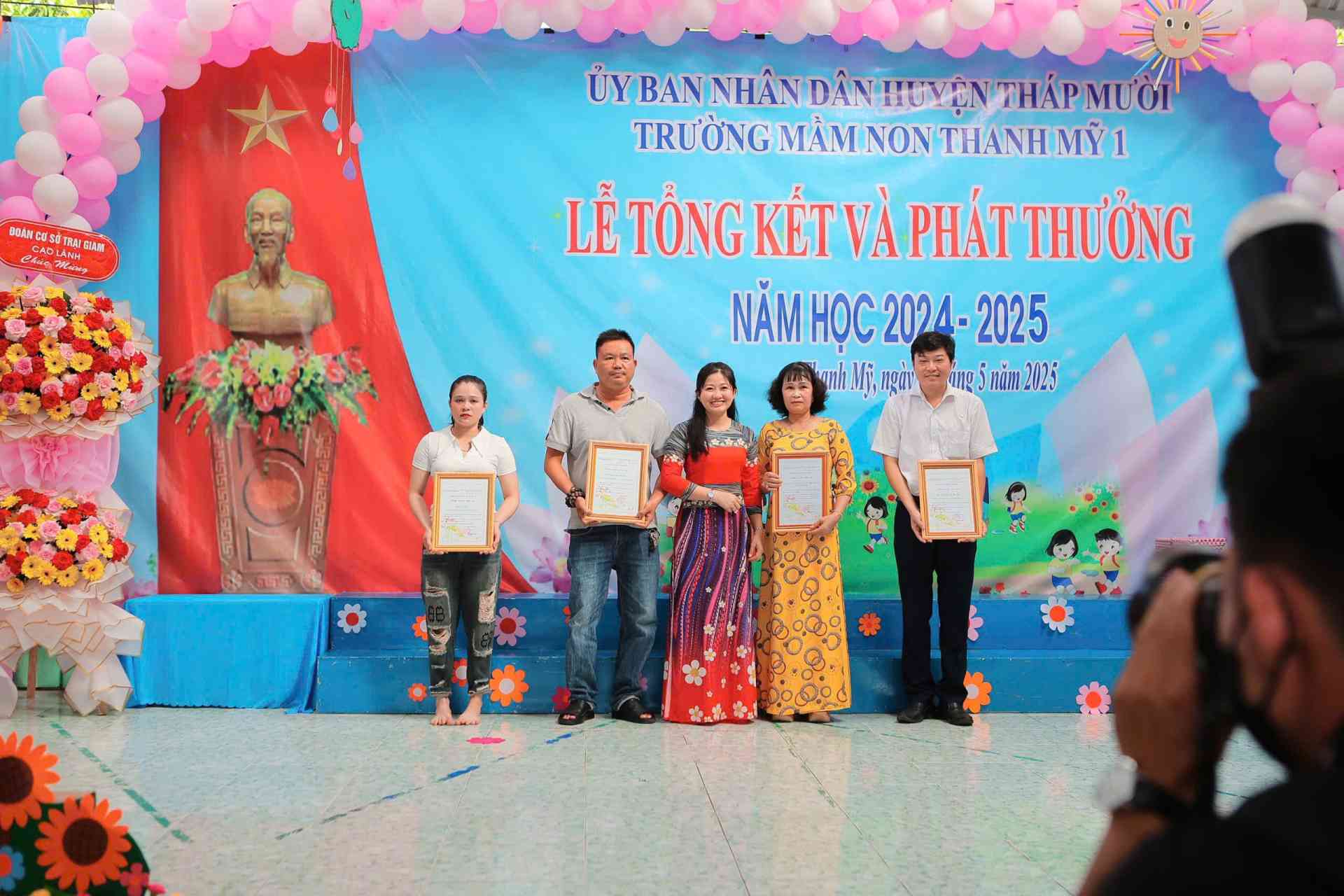 22. Trao cảm tạ