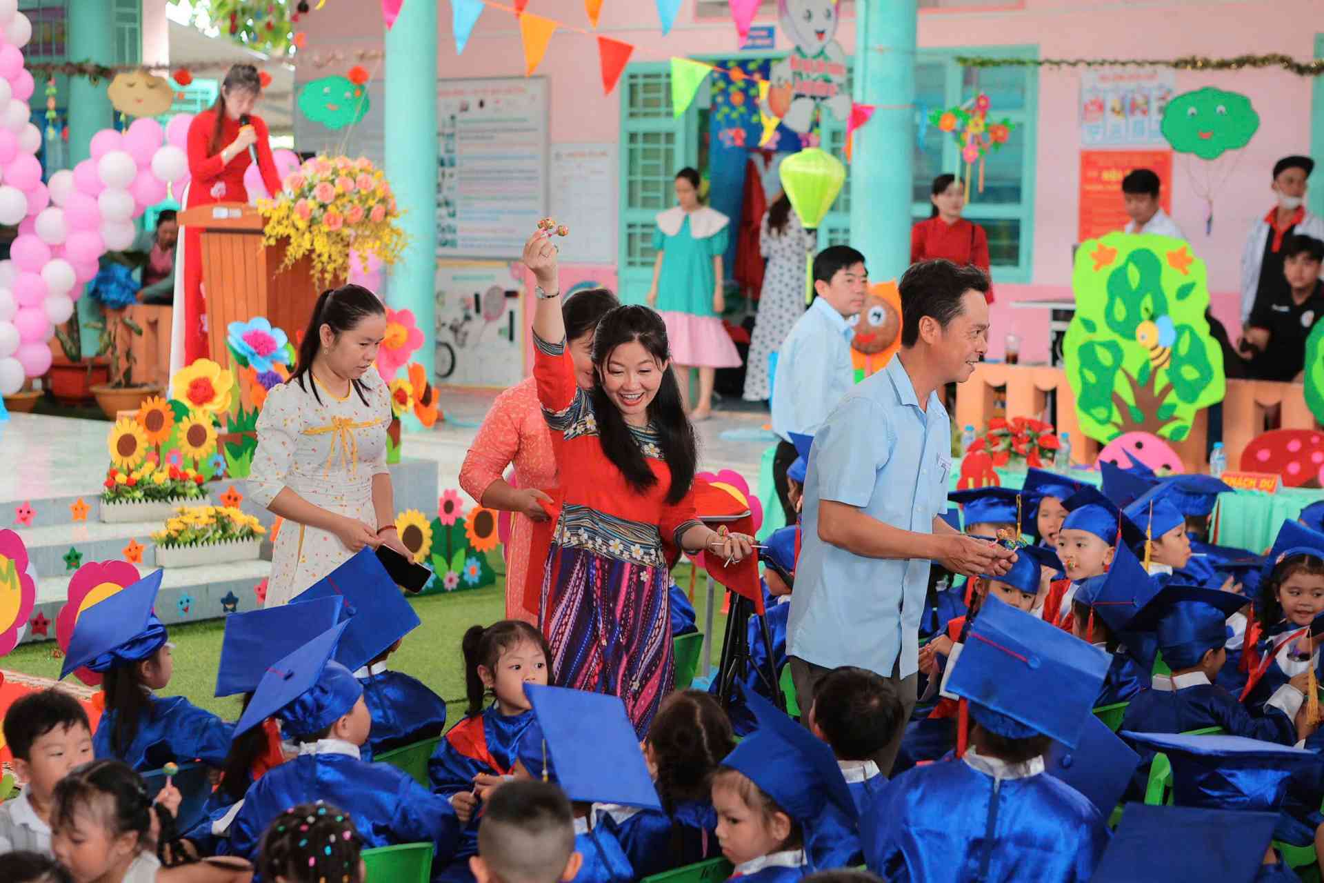 23. trao kẹo