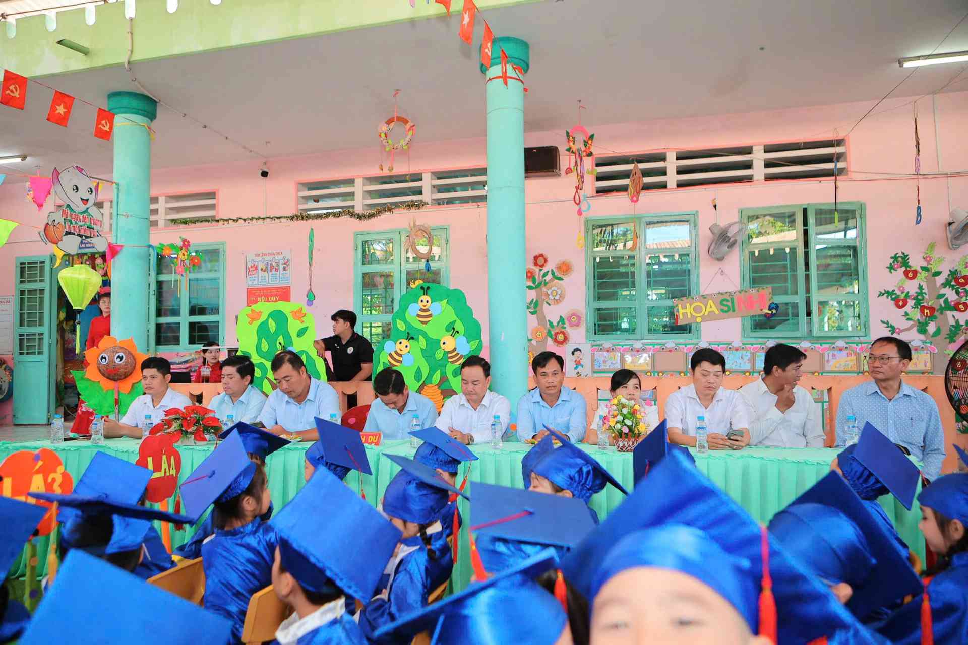 6. Khách dự