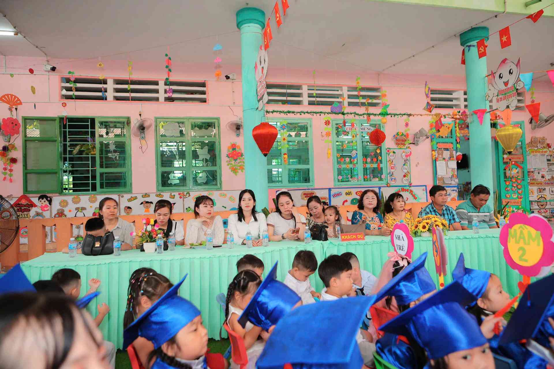 7. Khách dự